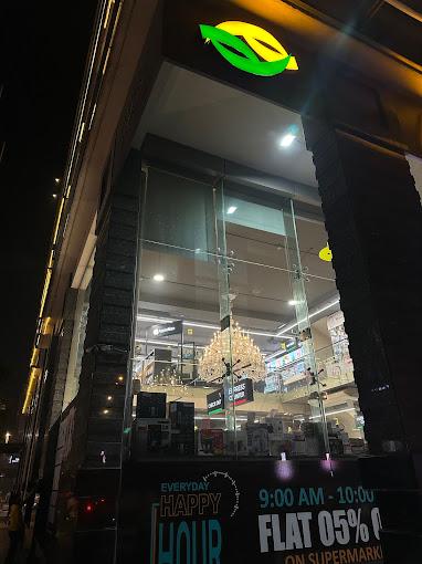 Appleman has several branches in Lahore, including DHA Raya Commercial Phase 6. Appleman has a variety of products: Apple Watches, Apple products, and smartphone products and gadgets.