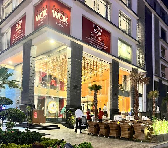 Asian Wok is located in DHA Raya commercial Phase 6 in Lahore. Asian Wok Lahore focuses on Chinese foods while making sure that its taste is suited to the tradition. It is the same as Ginsoy in Karachi, which provides free drinks and prawn cakes.