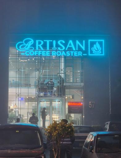 Artisan Coffee Roaster is located in several places in Lahore, including DHA Raya Commercial Phase 6. Artisan Coffee Roaster focuses on coffee and burgers. They have beef burger and chicken burger offerings.