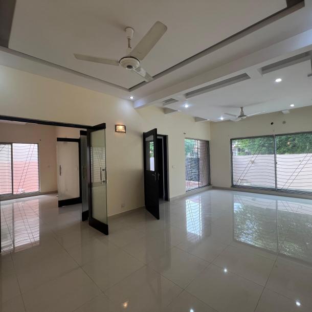 DHA Phase 6 10 Marla House For Rent-7