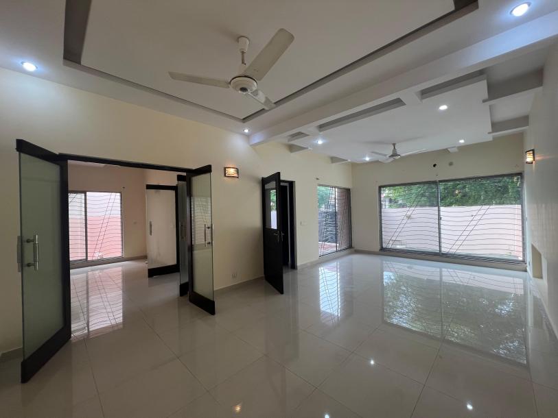 DHA Phase 6 10 Marla House For Rent-7