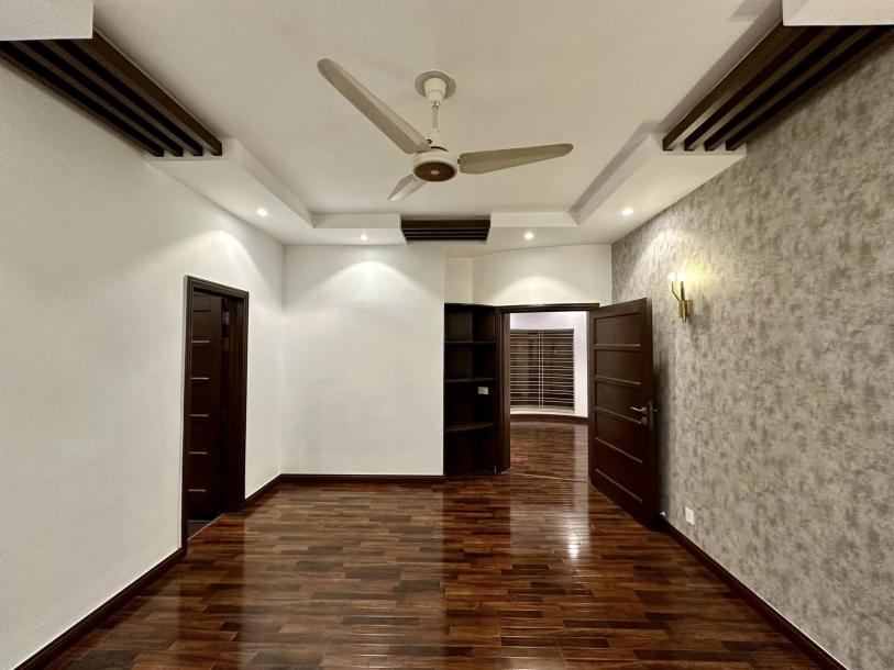 1 kanal Facing Park low Budget Beautiful house available for sale on investor rate in DHA Phase 5-5