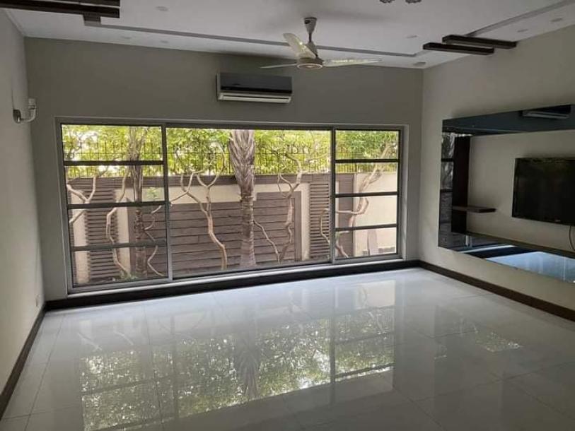 1 kanal well maintain used house for sale in DHA Lahore phase 4 block CC ideal location  Near to park masjid and market-4