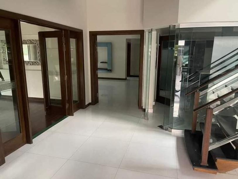 1 kanal well maintain used house for sale in DHA Lahore phase 4 block CC ideal location  Near to park masjid and market-2