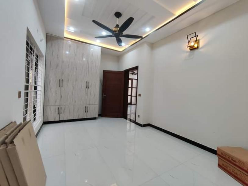 Luxurious 10 Marla House for Sale in Lake City  Lahore-6