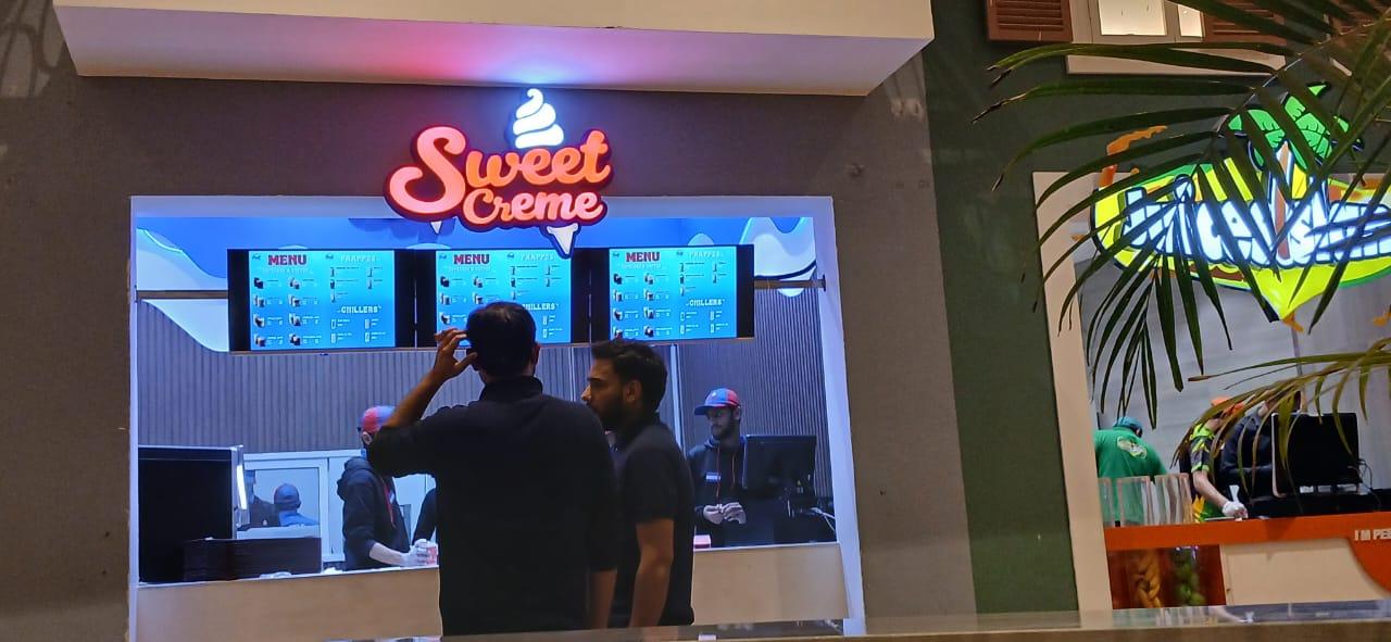 Sweet Creme is an ice cream brand founded in Pakistan, and it has many amazing ice flavors to offer, and it is open all over Pakistan. Now it is also open in Dolmen Mall DHA, Lahore.